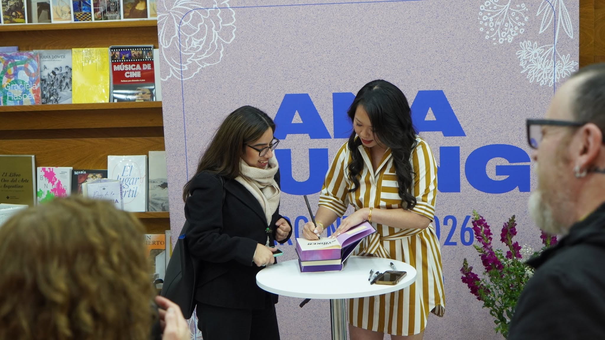 Ana Huang dijo a Infobae que no escribe tropos de moda que no le gustan, aunque sigue las tendencias de BookTok y de las redes sociales - (Gentileza de Editorial Planeta)