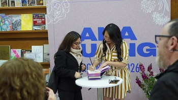 Ana Huang dijo a Infobae que no escribe tropos de moda que no le gustan, aunque sigue las tendencias de BookTok y de las redes sociales - (Gentileza de Editorial Planeta)