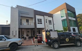 Vehículos militares y de investigación resguardaron el acceso principal del sector intervenido. (Foto: Ministerio Público)
