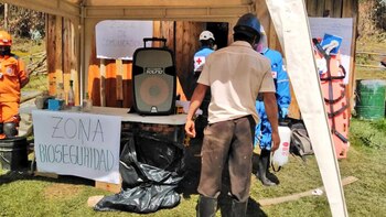 Hay un puesto de bioseguridad