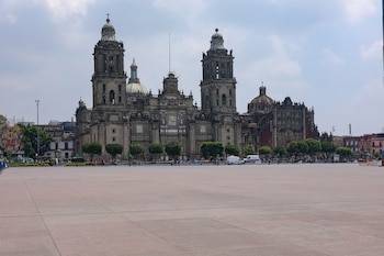 Vista general de la catedral Metropolitana en el centro histórico de la Ciudad de México. EFE/Carlos Ramírez