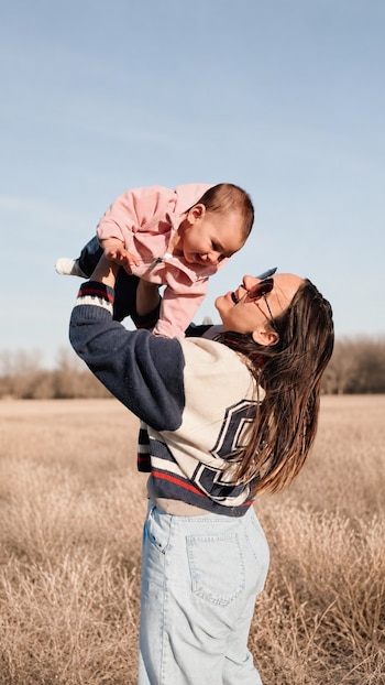 La exparticipante del reality junto a su hija, Rufina, quien nació en diciembre pasado (Instagram)