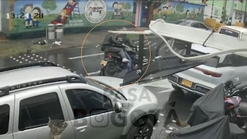Tras el enfrentamiento, el presunto ladrón escapó junto a otro sujeto que lo esperaba en una motocicleta. - crédito captura de video