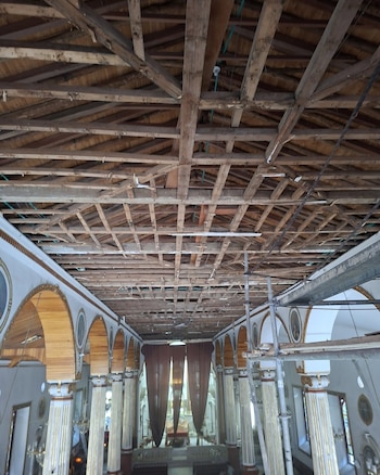 Las baldosas del templo conservaban la inscripción de 1909 y la frase latina Haec est domus Dei, hoy afectadas de forma parcial por el deterioro - crédito Parroquia Nuestra Señora de Chiquinquirá - El Santuario/Facebook