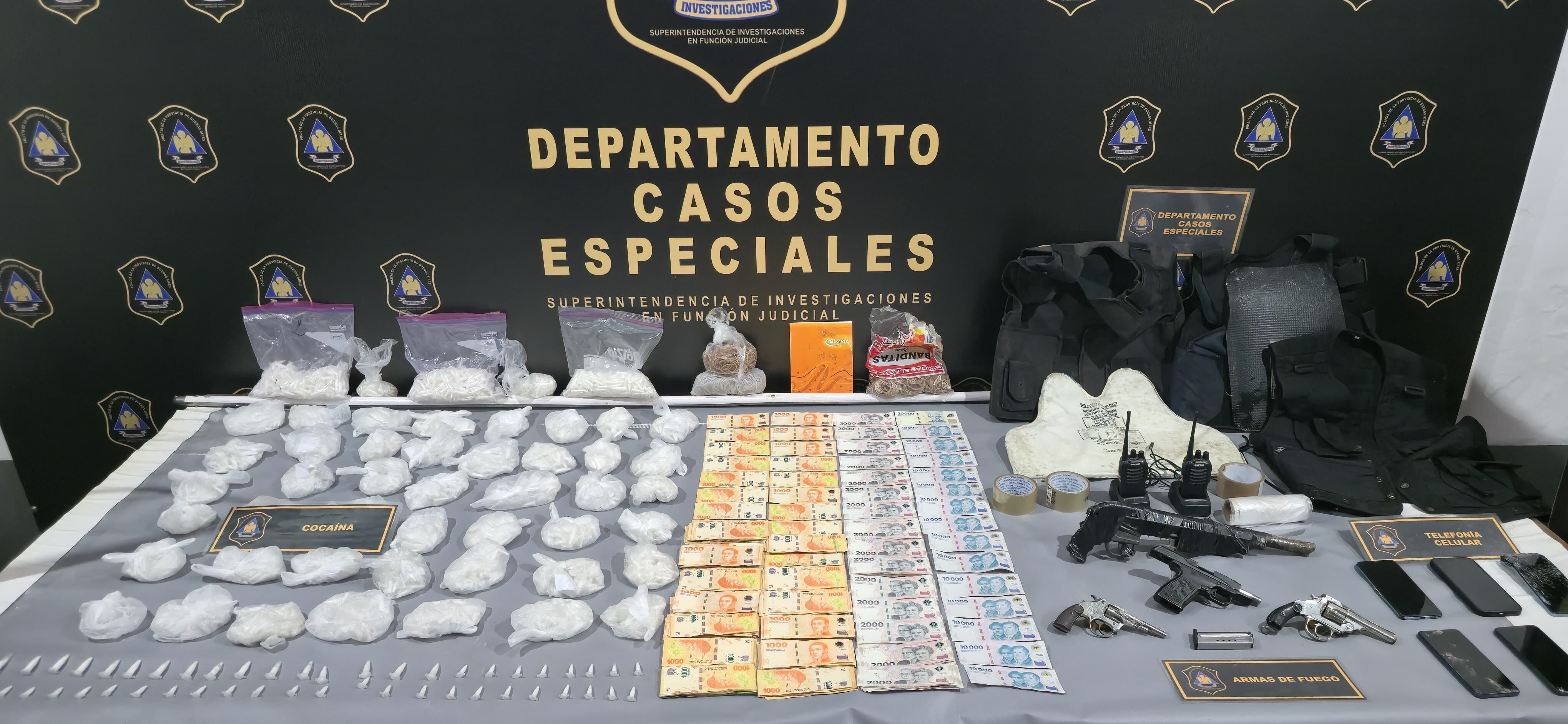 Los agentes incautaron más de 6.000 dosis de cocaína, armas y dinero