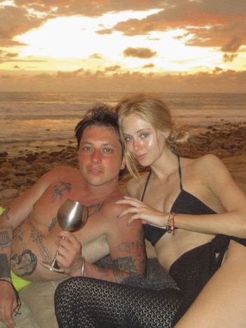 Las fotos del cumpleaños de Paco Amoroso con Loreto Peralta en una paradisíaca playa