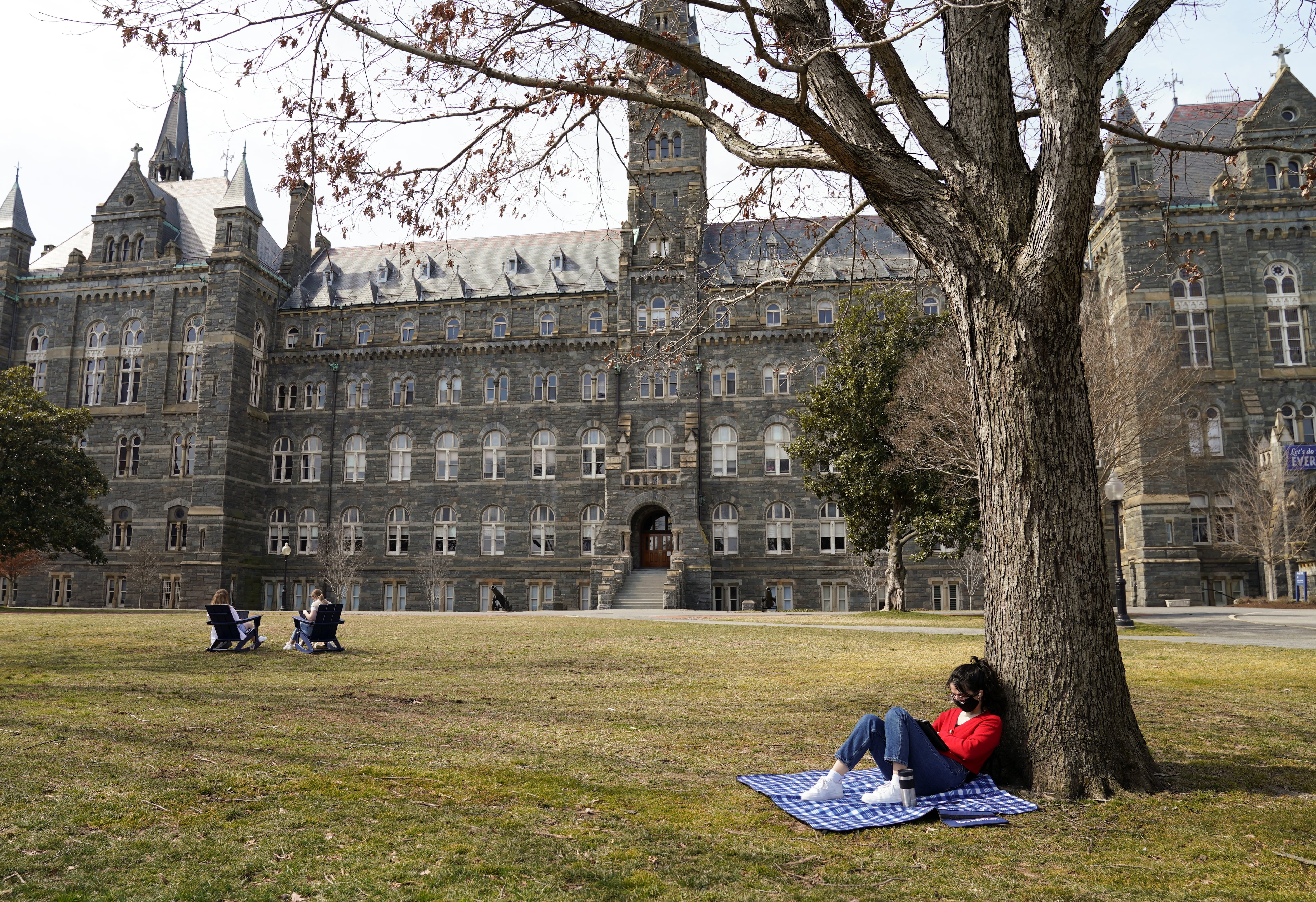 Un estudio de la Universidad de Georgetown reveló que al menos 40 cementerios de Estados Unidos contienen más de 1.000 tumbas de niños que murieron bajo custodia estatal. (REUTERS/Kevin Lamarque)