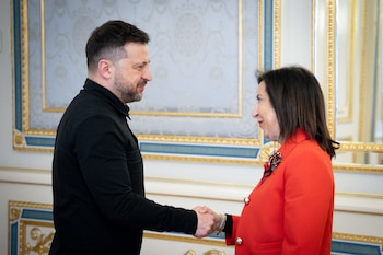 La ministra de Defensa, Margarita Robles, y el presidente de Ucrania, Volodímir Zelenski, se saludan en Kiev (Ministerio de Defensa)