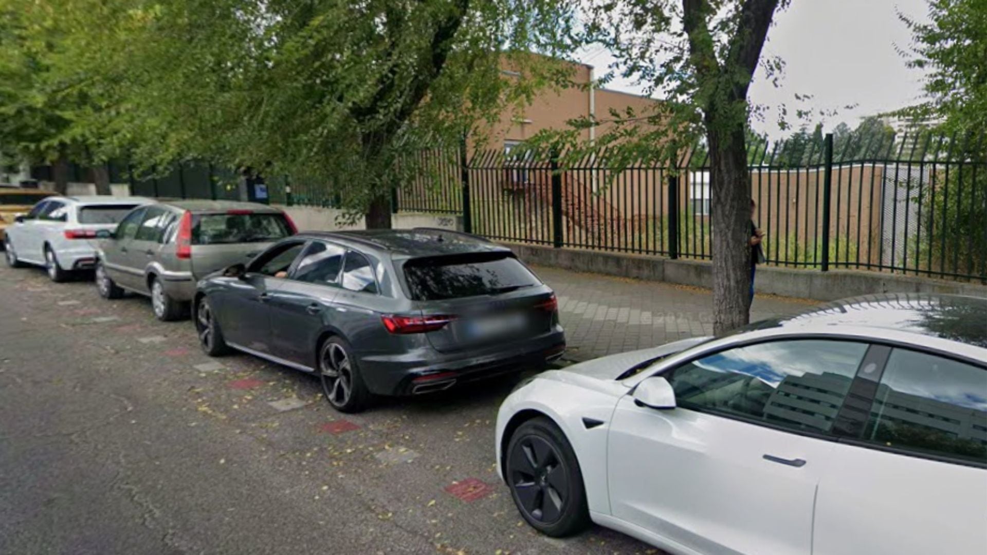 Una de las calles aledañas al Hospital La Paz, en Madrid, cuenta con estas nuevas zonas de aparcamiento. / Captura de pantalla - Google Maps