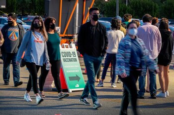 La gente hace cola para recibir la vacuna contra la covid-19 en el sitio de vacunación de FEMA abierto en Miami-Dade College, el 5 de abril de 2021. EFE/EPA/CRISTOBAL HERRERA-ULASHKEVICH/Archivo