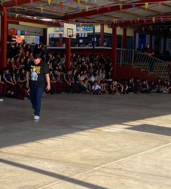 El rapero Bony Gálvez imparte el taller musical “La paz es posible” en escuelas públicas de Culiacán. (Imagen: facebook | Bony Gálvez)