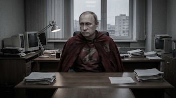 Hombre similar a Vladimir Putin sentado en un escritorio de oficina, usando una capa roja desgastada con una 'Z'. El ambiente es gris y sombrío, con monitores viejos.