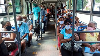 Decenas de personas usan tapabocas