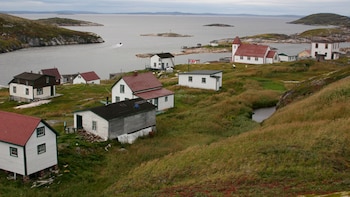 Cómo es Battle Harbour, la isla de Canadá sin autos ni internet donde los turistas pueden dormir en edificios históricos