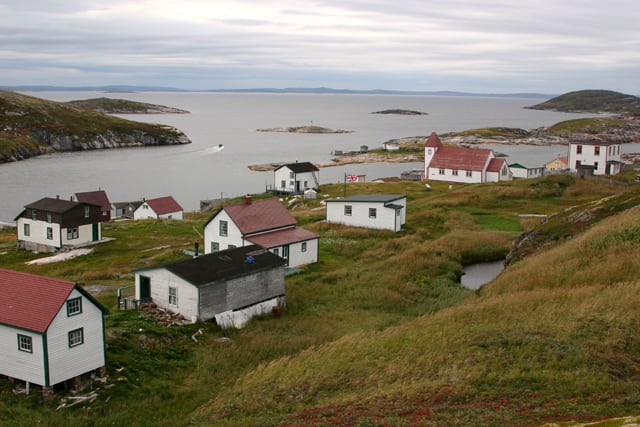 Battle Harbour funciona como un sitio histórico estacional que preserva la memoria de la industria del bacalao en Canadá