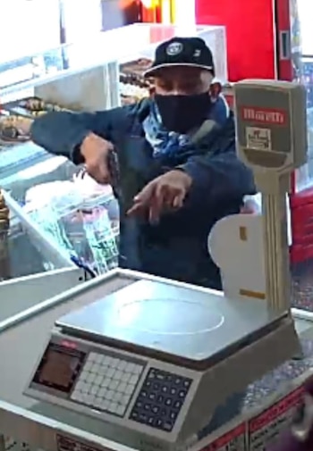 Los ladrones entraron armados y