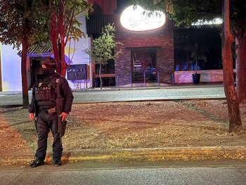 Afuera del establecimiento fueron dejados