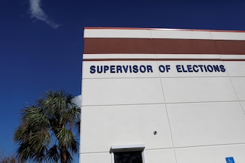 Cada sede de votación anticipada en Miami-Dade contará con una estación de recepción de boletas con personal durante todo el horario de funcionamiento (REUTERS/Octavio Jones)