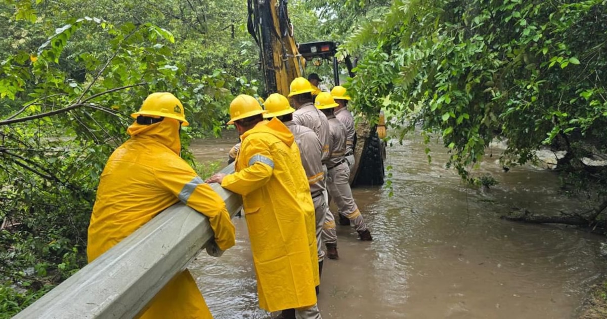 Durante o minuto do México inundações mistas em elementos de proteção civil SDMX Durante o minuto do México inundações mistas em elementos de proteção civil SDMX