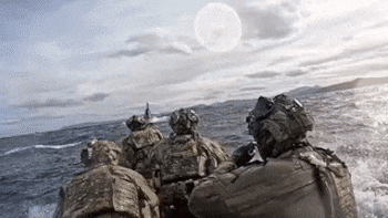 Comandos británicos se despliegan desde un submarino en el ejercicio Strike Warrior (Royal Navy)
