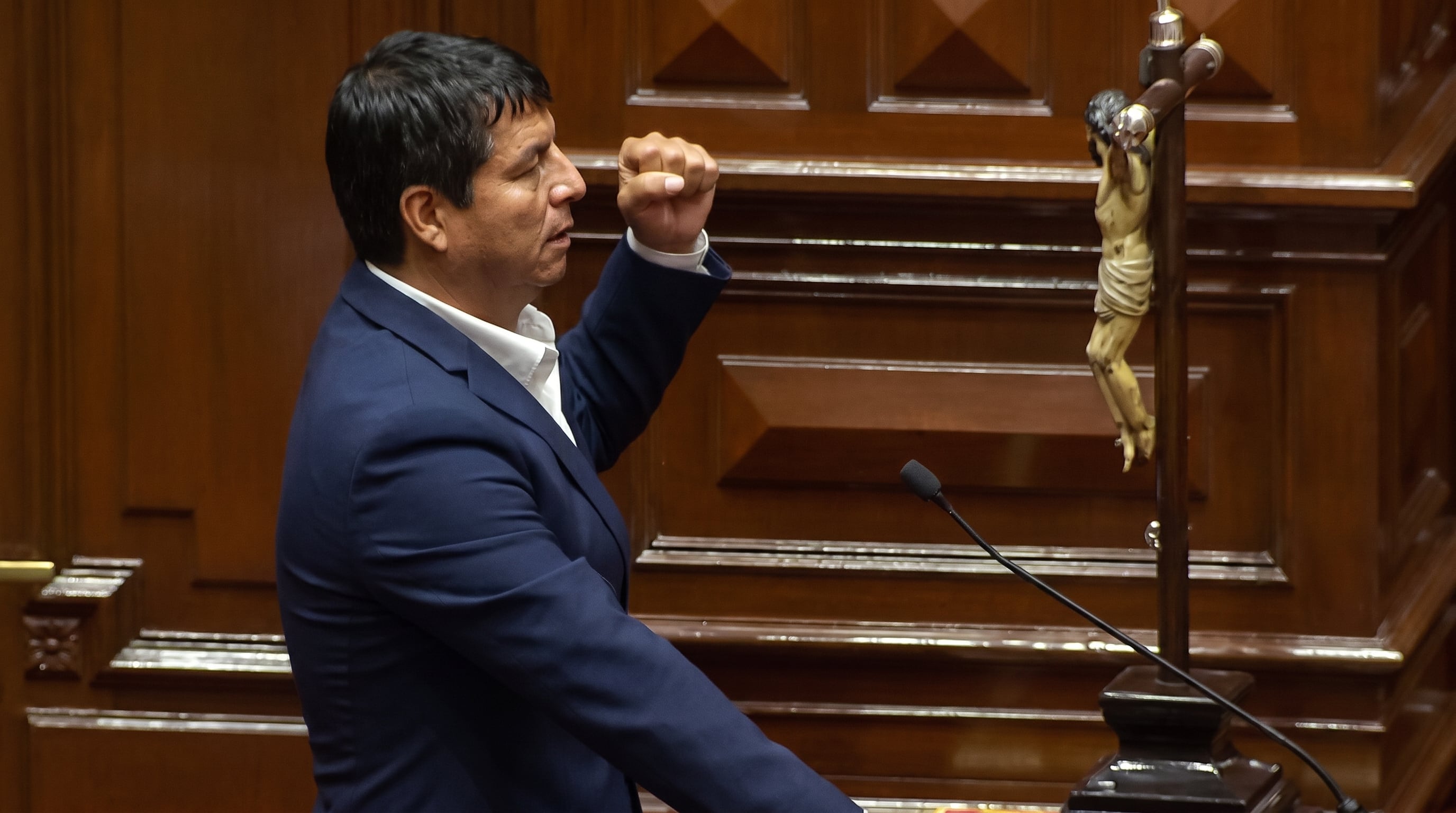 ¿Qué pasará con el diputado Julian Pérez? Así será el proceso del parlamentario detenido por agredir a su pareja