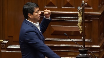 ¿Qué pasará con el diputado Julian Pérez? Así será el proceso del parlamentario detenido por agredir a su pareja