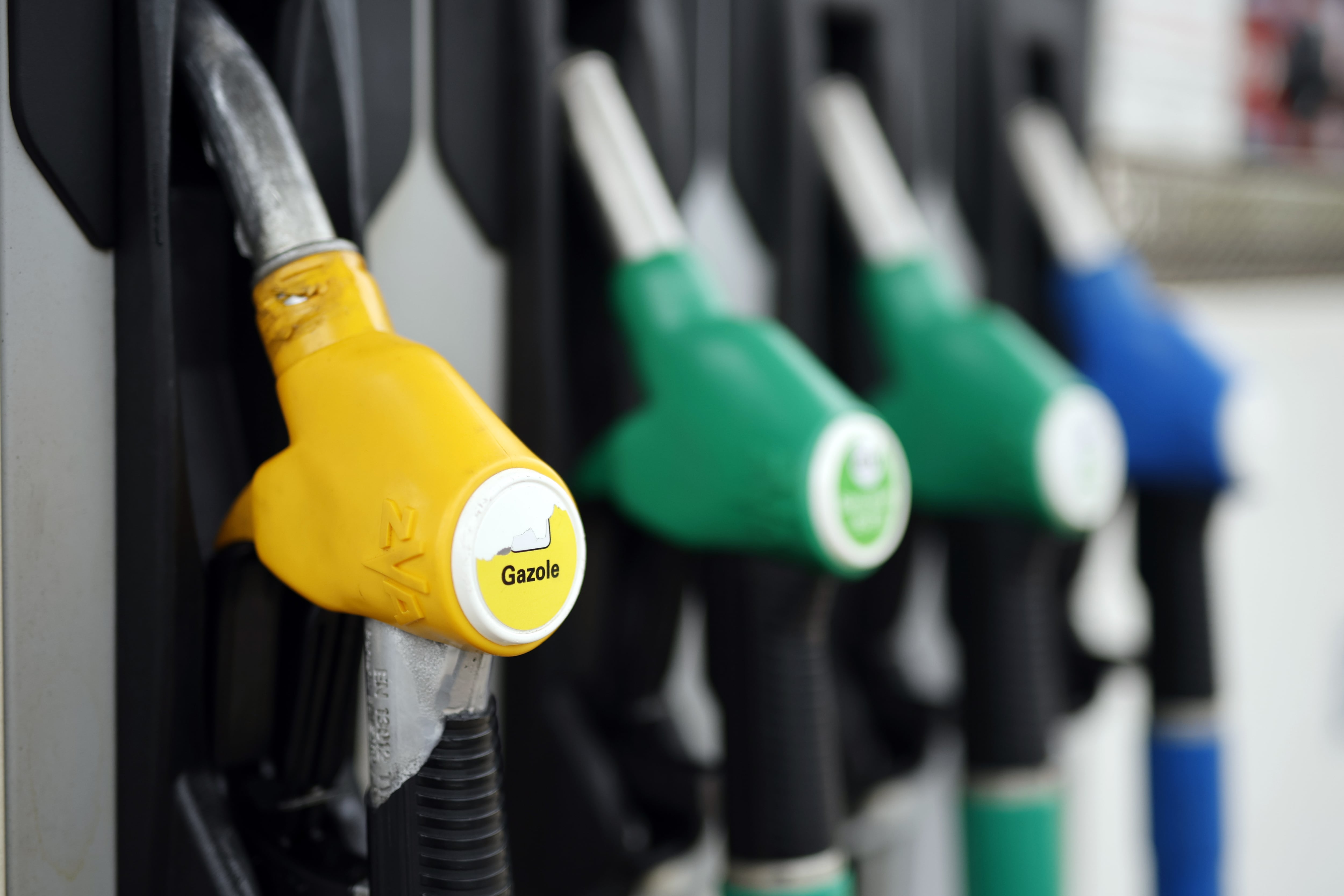 Algunos bancos ofrecen descuentos de entre 10 y 20 por ciento en combustibles a los jubilados. (EFE)