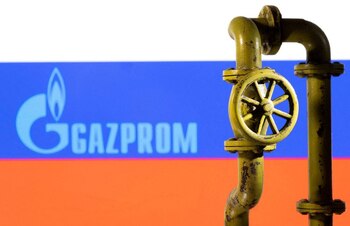 FOTO DE ARCHIVO: Una tubería de gas natural impresa en 3D delante del logotipo de Gazprom y la bandera rusa en esta ilustración tomada el 8 de febrero, 2022. REUTERS/Dado Ruvic/Illustration/Foto de archivo