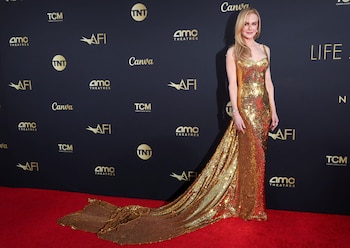 En la gala del AFI Life Achievement Award, brilló con un vestido de lentejuelas doradas, corpiño estructurado y larga cola de corte sirena (REUTERS/Mario Anzuoni)