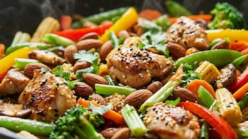 Pollo salteado con almendras y verduras: receta rápida, baja en grasas y llena de proteína
