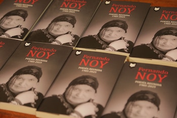 Varios ejemplares del libro "Fernando Noy: Poesía Reunida 1985-2025" con una portada en tonos grises que presenta el retrato del autor