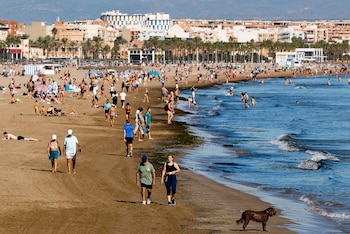 Vista de la gente en la playa de Valencia este lunes. (Ana Escobar/EFE)