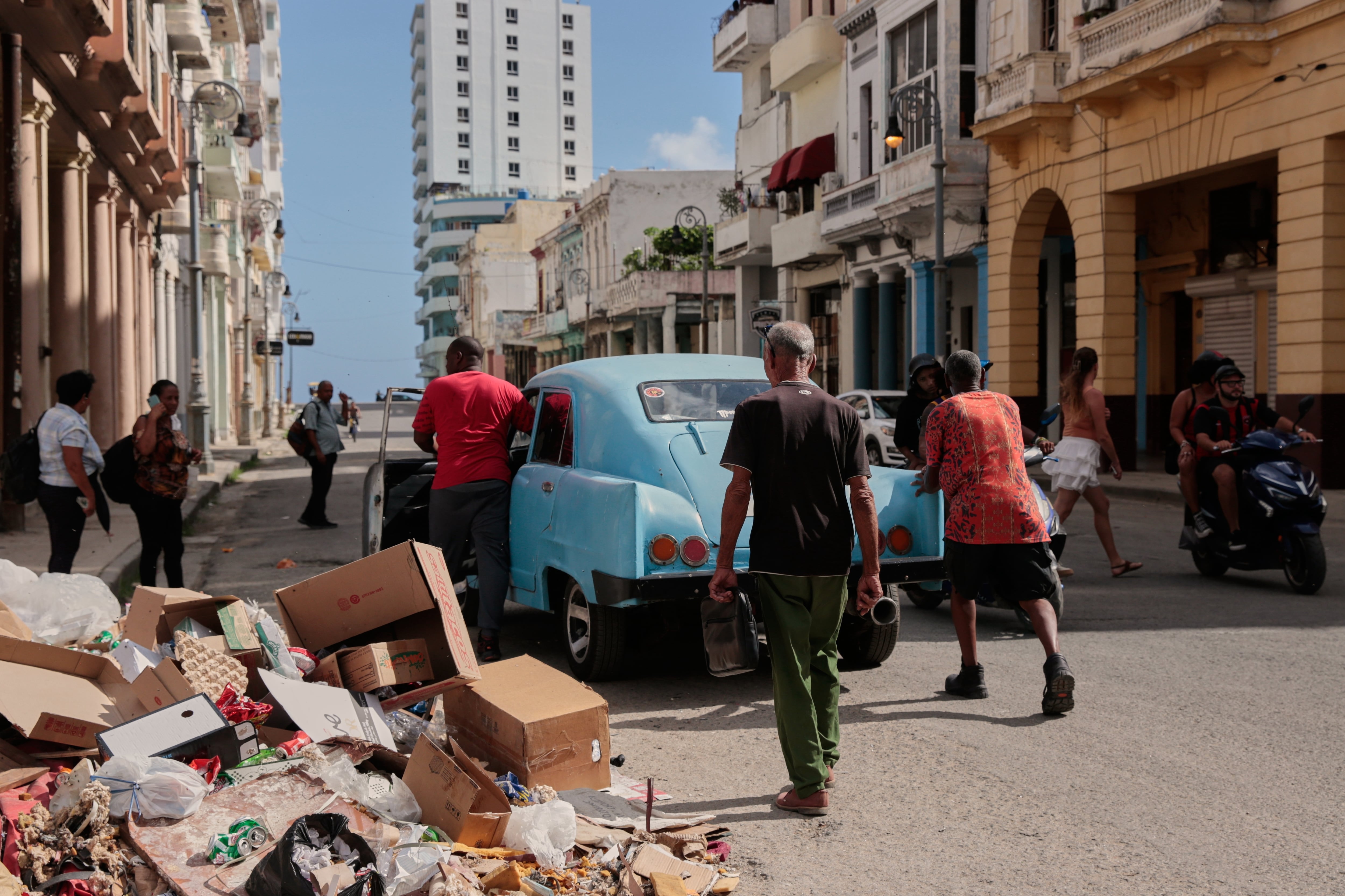 Salud y comunicaciones mostraron los menores incrementos interanuales en Cuba, con variaciones de 0,44% y 0,70%, respectivamente. (AP Foto/Jorge Luis Banos)