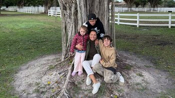 Pampita Ardohain y sus hijos