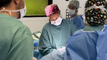 Prueban una cirugía pionera en Europa para alzhéimer en fase inicial