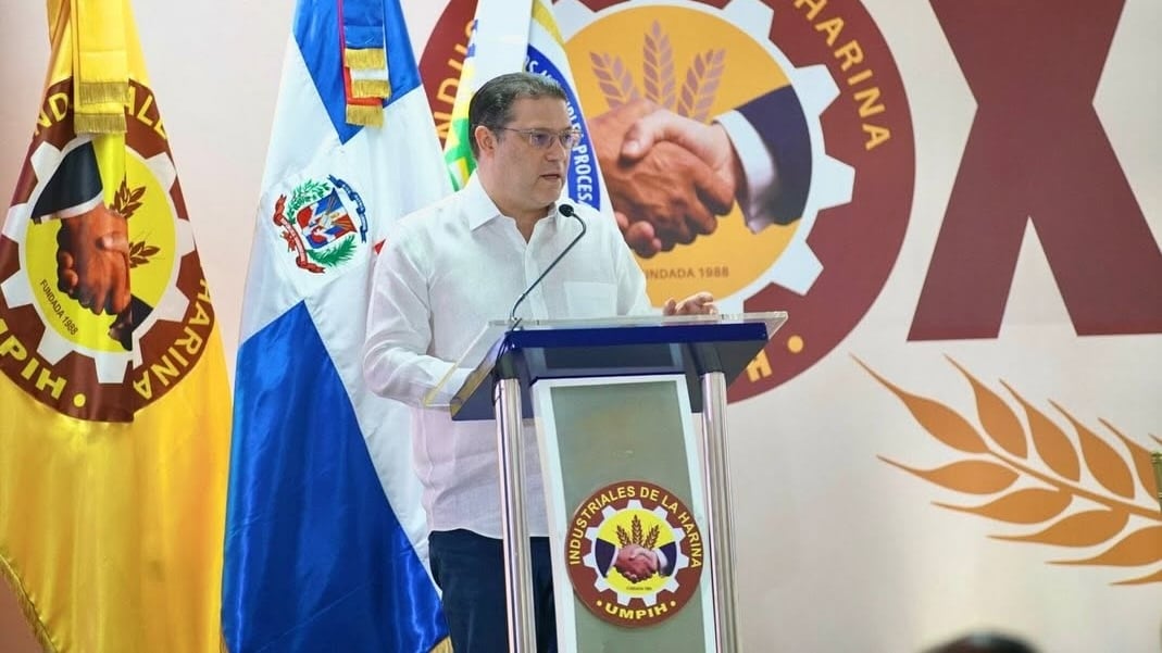 El ministro Eduardo “Yayo” Sanz Lovatón habló de una relación estrecha con el rubro, mientras el acto sumó reconocimientos y una proyección de expansión en turismo, zonas francas y capital externo (Foto cortesía Prensa Presidencia de R.D.)