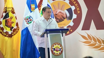 El ministro Eduardo “Yayo” Sanz Lovatón habló de una relación estrecha con el rubro, mientras el acto sumó reconocimientos y una proyección de expansión en turismo, zonas francas y capital externo (Foto cortesía Prensa Presidencia de R.D.)
