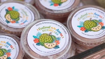 La variedad de productos elaborados a base de la anona complace los paladares de quienes saben disfrutar las frutas salvadoreñas (Foto cortesía Alcaldía de San Salvador Sur)