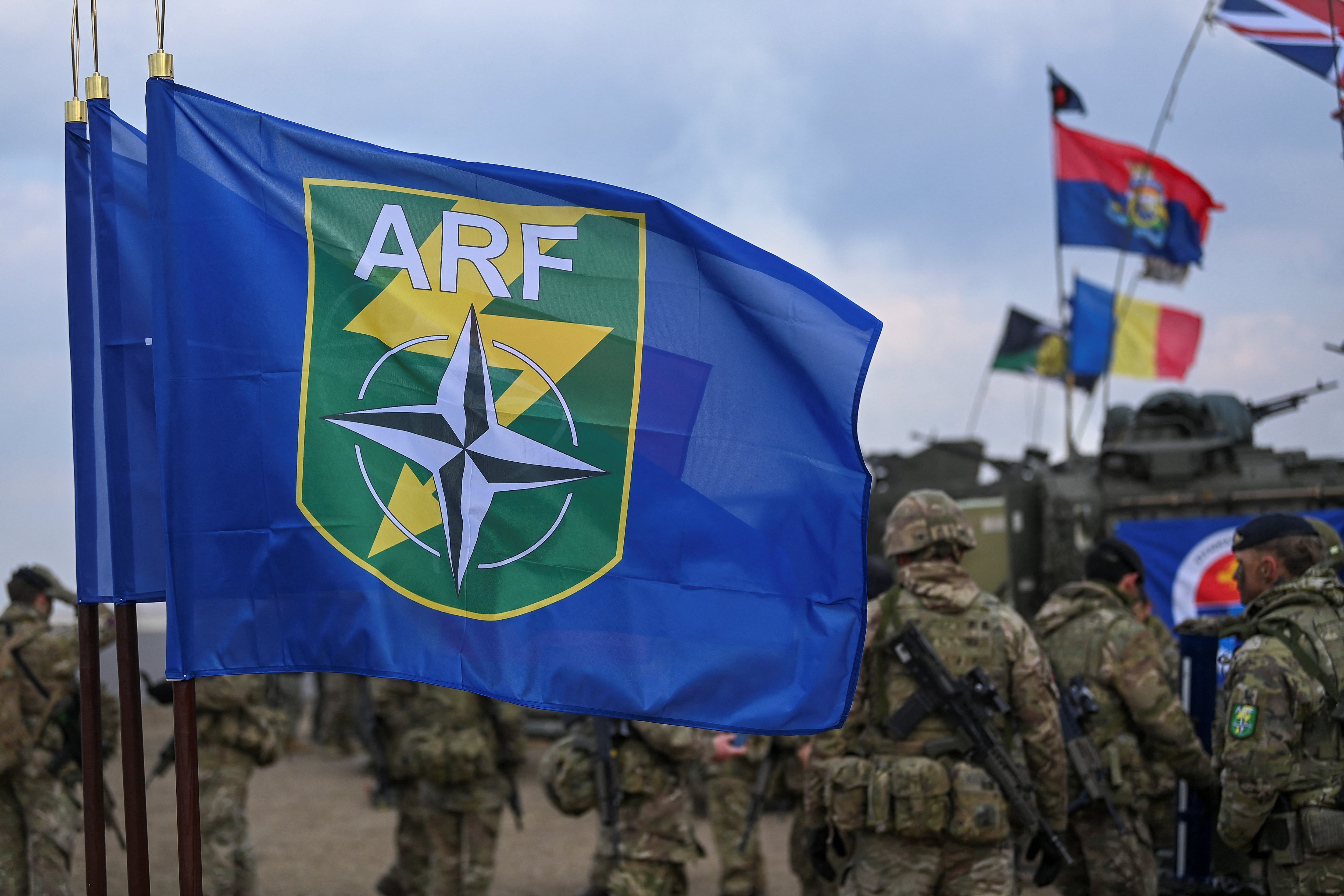 La bandera de la Fuerza de Reacción Aliada (FRA) de la OTAN se ve durante el ejercicio