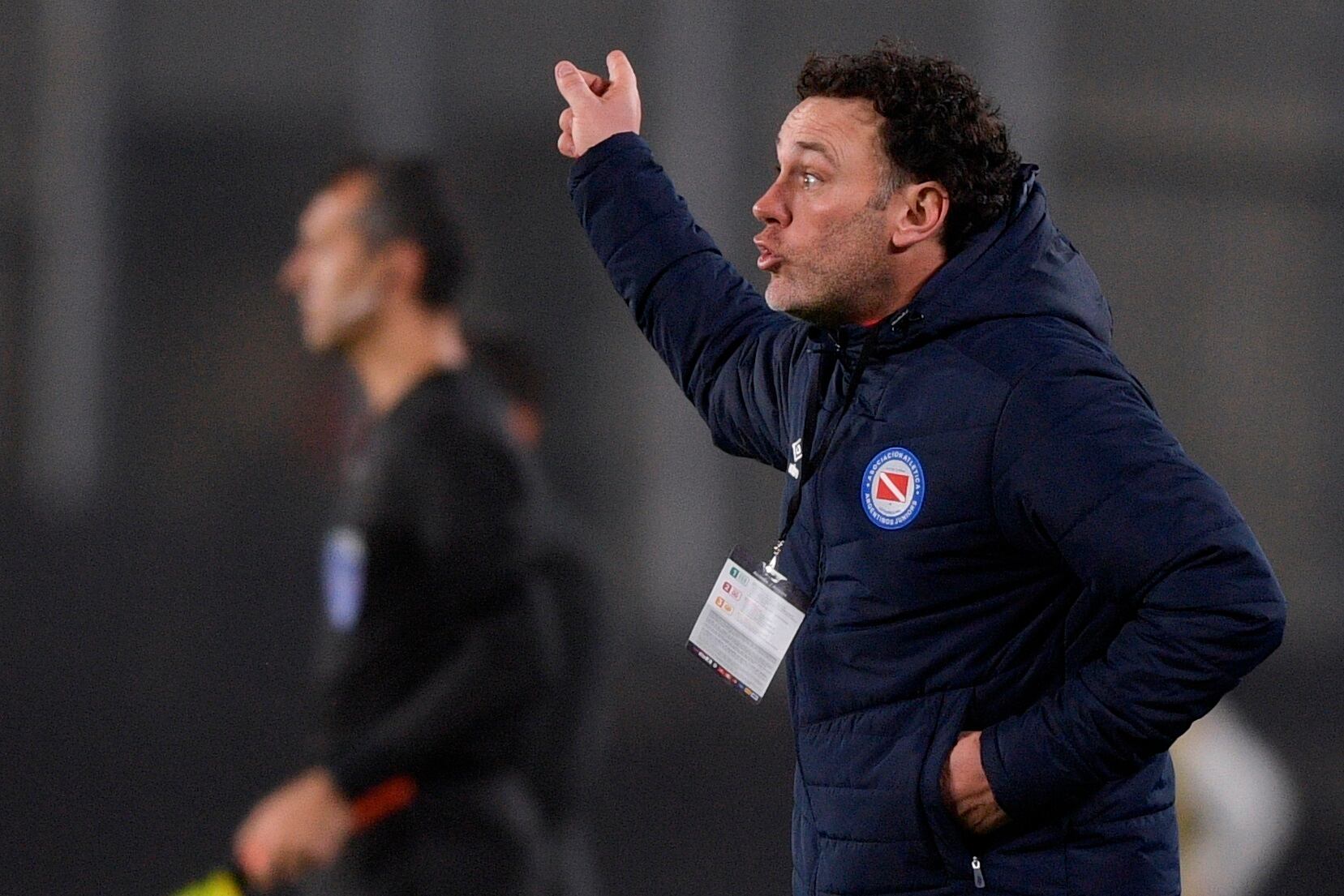 Torrent dejó atrás su trayectoria como asistente mientras que Milito pasó del retiro como futbolista a ser entrenador en equipos sudamericanos. (EFE/Juan Mabromata/Pool)