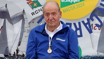 El rey Juan Carlos volverá a España, otra vez, tras recibir su premio en París: parará en las regatas de Sanxenxo antes de su regreso definitivo a Abu Dabi