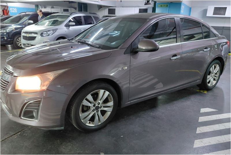 Este auto es un Chevrolet Cruze 1.8 LTZ
