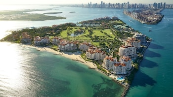 Miami-Dade enfrenta a desarrolladores y residentes por 4 hectáreas en Fisher Island y una terminal de combustible