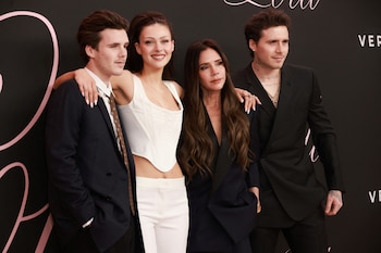 Cruz Beckham, Nicola Peltz, Victoria Beckham y Brooklyn Beckham asisten al estreno de ''Lola'' celebrado en el Teatro Regency Bruin en Los Ángeles, California, EE. UU., el 3 de febrero de 2024. (REUTERS/Aude Guerrucci).
