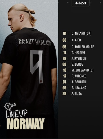 Jogador de futebol por trás vestindo camiseta preta, número 9 e nome