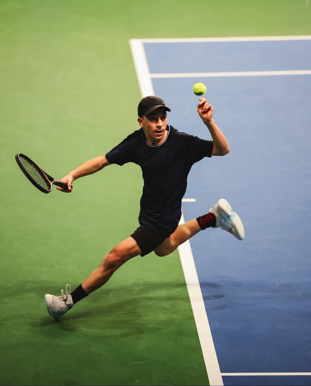 Lucas Herrara, que representa a Alemania, se destaca por dominar en el circuito juvenil del país con su estilo de juego sin revés (@lucas.herrera.sanchez)