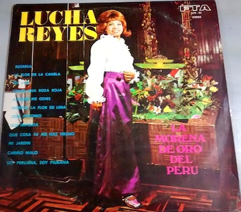 Lucila Justina Sarcines Reyes nació el 19 de julio de 1936 en el distrito del Rímac, en Lima. Creció en una familia de escasos recursos y, según diversas biografías, tuvo 15 hermanos. La muerte de su padre durante su niñez profundizó las dificultades económicas del hogar y la llevó a trabajar desde temprana edad.