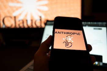 Anthropic reportó que sus agentes de inteligencia artificial pueden generar conflictos al compartir tareas con objetivos opuestos. (EFE)