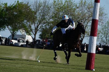 Adolfo anota uno de sus