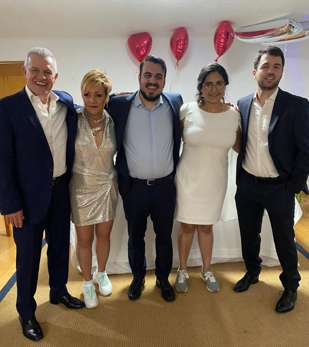 Javier Aguirre en una foto con su esposa Silvia, su hijo Mikel y su nuera (Foto: Instagram@aguirre_futbol)